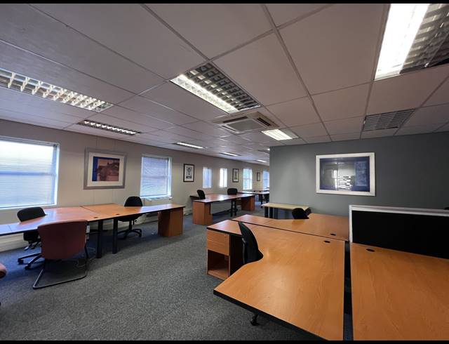 296M² OFFICE TO LET IN KENILWORTH